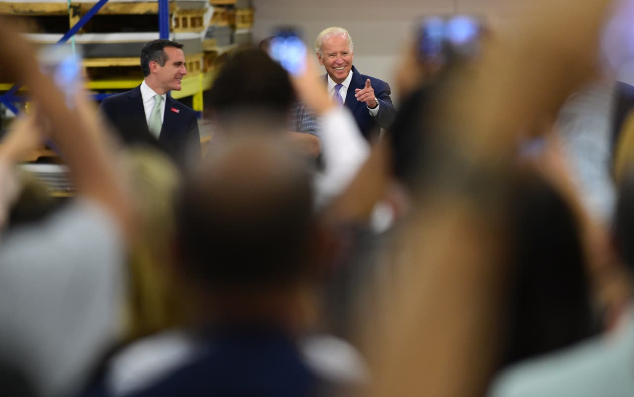 El vicepresidente estadounidense Joe Biden acompañado por el alcalde de Los Ángeles, Eric Garcetti, y otros funcionarios locales se presentó antes trabajadores de Bobrick Washroom Equipment Inc donde habló sobre "la importancia de aumentar el salario mínimo a cualquier persona que trabaja duro todos los días, darles la oportunidad de ganar un salario digno".