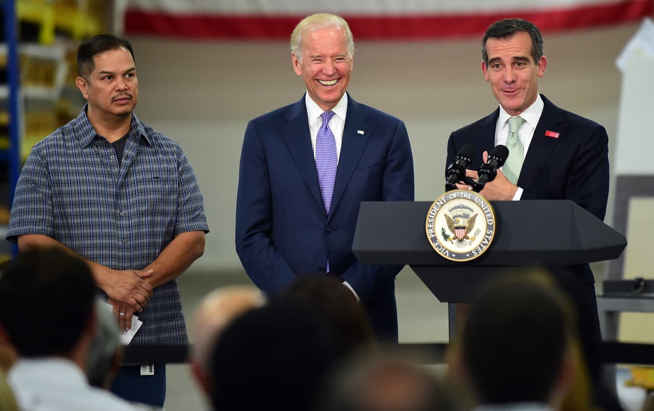 El vicepresidente estadounidense Joe Biden acompañado por el alcalde de Los Ángeles, Eric Garcetti, y otros funcionarios locales se presentó antes trabajadores de Bobrick Washroom Equipment Inc donde habló sobre "la importancia de aumentar el salario mínimo a cualquier persona que trabaja duro todos los días, darles la oportunidad de ganar un salario digno".