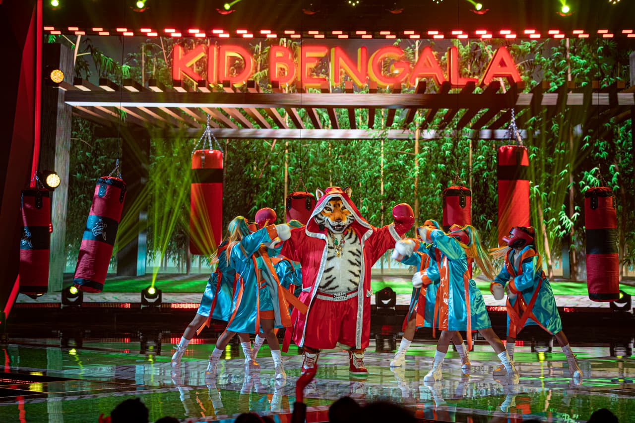 La palabra clave del campeón de boxeo fue “La danza” y junto a todas las pistas, los investigadores aseguraron que su identidad secreta estaba entre Arturo Carmona, Julio de Reik, Gerardo Ortiz, Carin León y Román de Matisse.