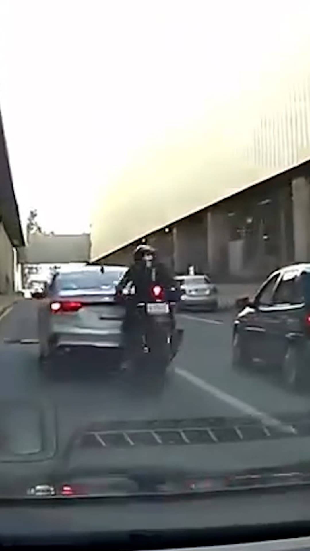 Motociclista choca y da giro en el aire
