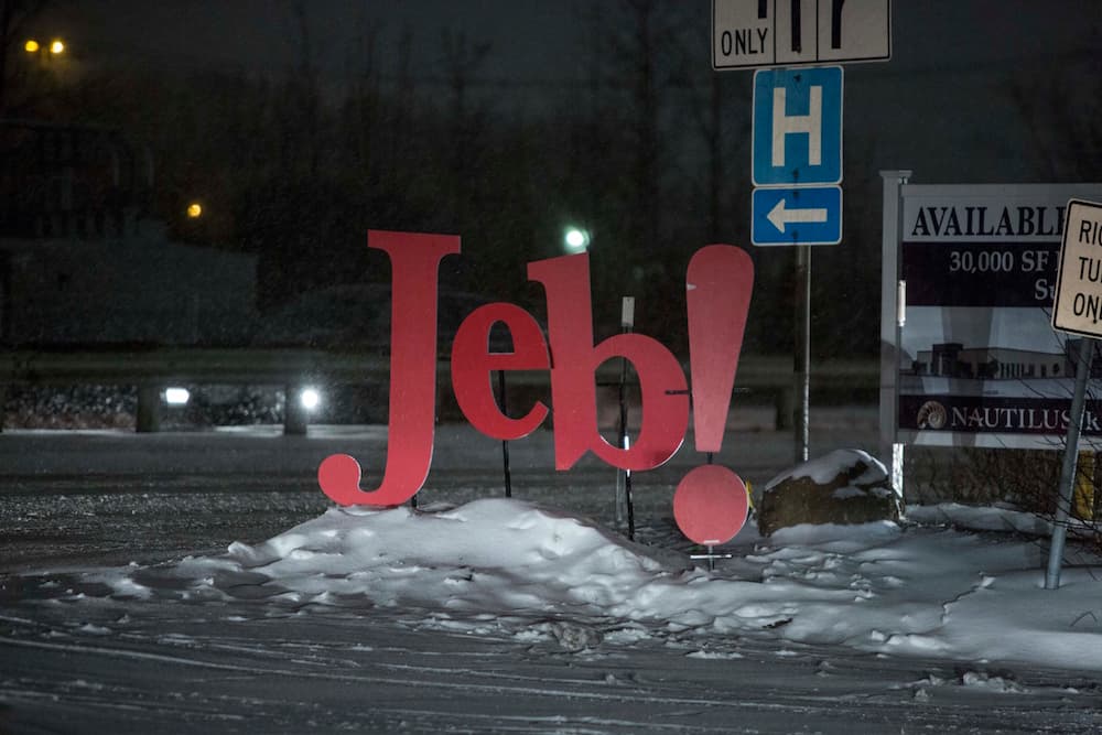 Un anuncio de campaña de Jeb Bush en medio de la nieve