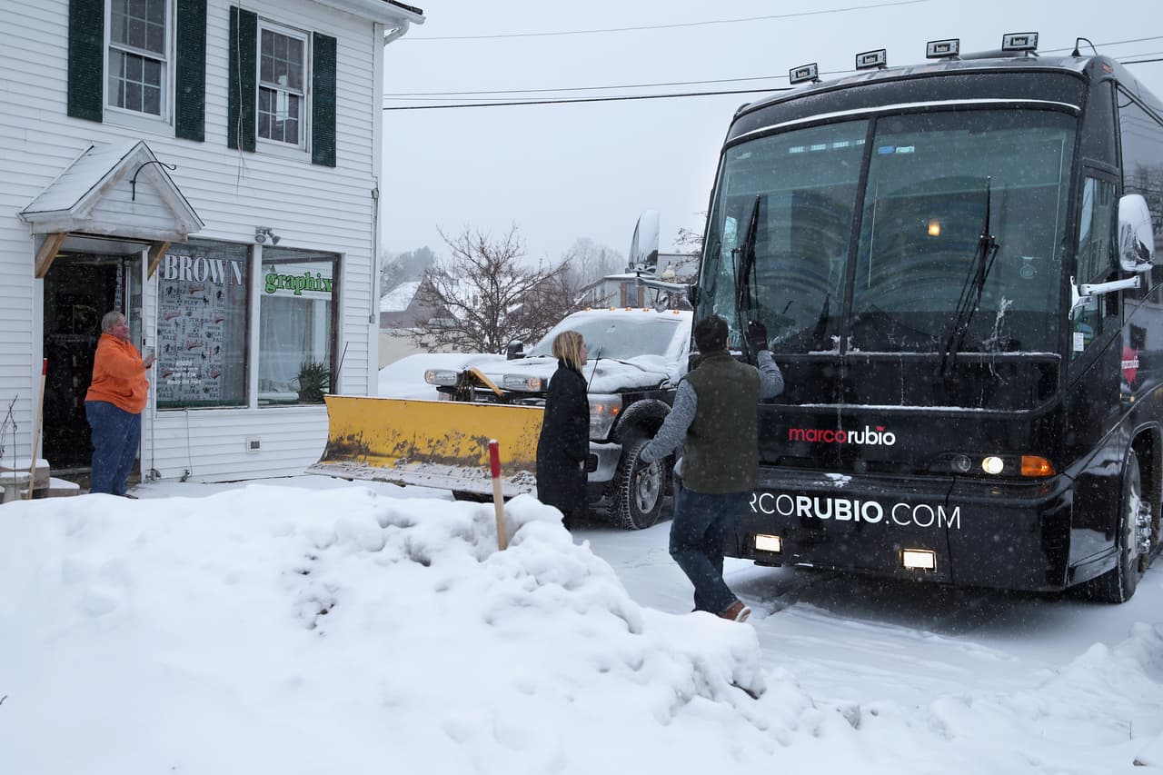La caravana de Marco Rubio abriándose paso entre las vías nevadas
