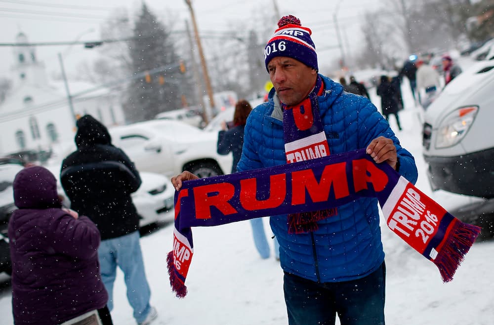 Un seguidor de Donald Trump lo aguarda sin importarle el clima