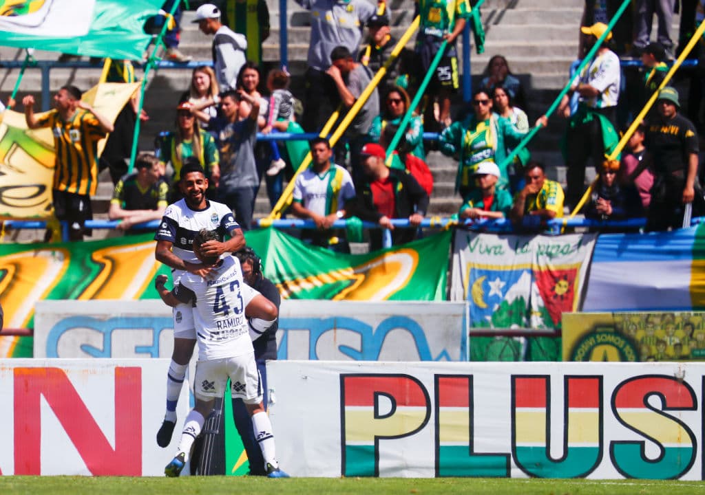 Aldosivi 0-3 Gimnasia La Plata. Con goles de Coronel, Ramírez y García, de penal, 'el Lobo' de Maradona se llevó los tres puntos.