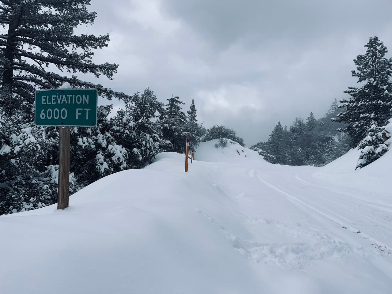Residentes de Frazier Park, Lake Arrowhead y
<a href="https://www.univision.com/local/los-angeles-kmex/local/los-angeles-kmex/localisimo/big-bear-lake-california-nieve-vacaciones-fotos" target="_blank">Big Bear</a> utilizan la poca energía en sus teléfonos para reportar las precarias condiciones en las que se encuentran, tras las intensas nevadas de la atípica tormenta invernal en la región.