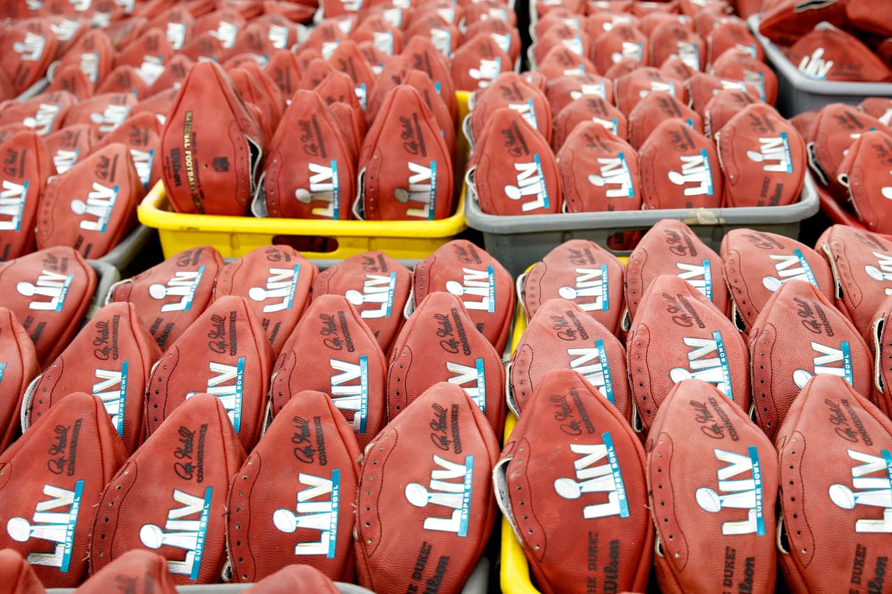 Una vez confeccionados, la finalización del balón tendrá en sus costuras el detalle final para el agarre de los jugadores en la cancha.