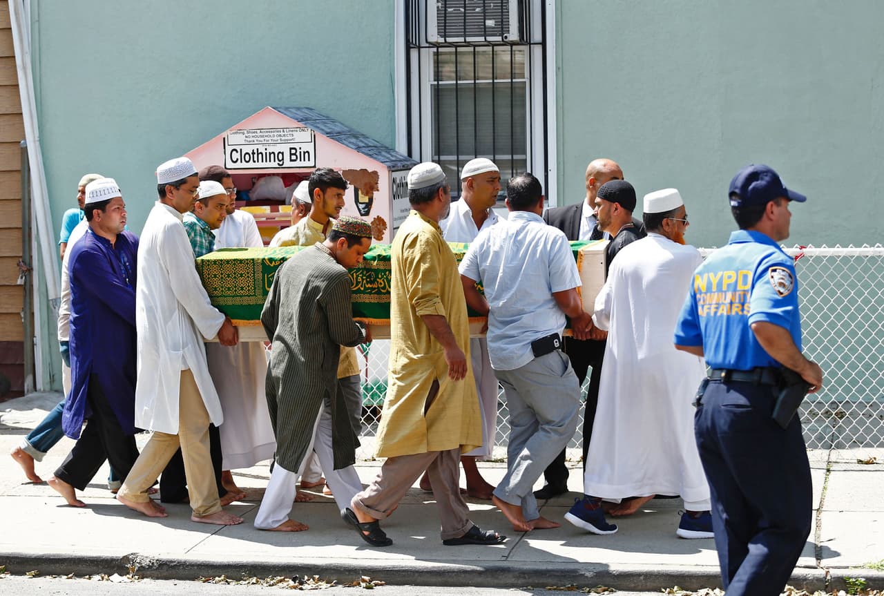 El féretro del imán Maulama Akonjee fue cargado hacia el interior de la mezquita Al-Furqan Jame, donde rezó el pasado sábado antes de ser asesinado.