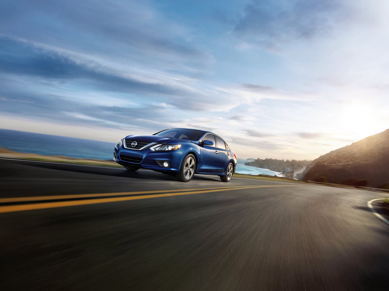 <b>Nissan Altima 2018</b>
<br>
<b>Precio a partir de: 23,260 dólares</b>
<br>Cuenta con un motor de cuatro cilindros de 2.5 litros de 179 caballos de fuerza y 177 libras-pie de torque con transmisión y transmisión automáticxa Xtronic.