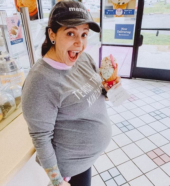 "
<b><a href="https://www.univision.com/entretenimiento/yo-lo-engane-cabizbaja-y-llorando-la-segunda-hija-de-jenni-rivera-cuenta-que-la-llevo-al-divorcio" target="_blank">Me equivoqué</a>, </b>ja ja. Deja de sonreír... Te amo", escribió con dedicación para su esposa. 
<br>