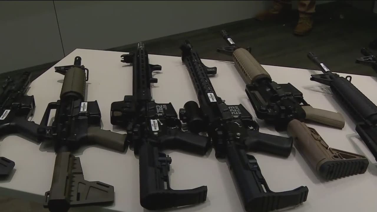 Sigue la lucha contra las armas fantasmas en Los Ángeles: policía toma medidas para sacarlas de las calles