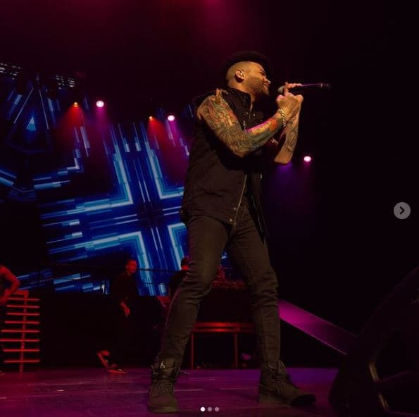 El cantante Nacho enamoró a sus fans con su presencia, quienes ya esperaban ansiosas la aparición del excompañero de Chyno Miranda en el La XLove Live.