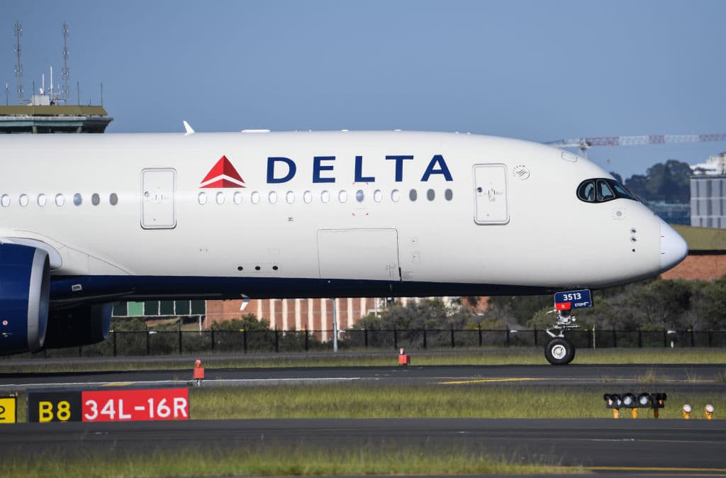 ¿Te bajarías de un avión por $10,000? Eso dicen pasajeros que les ofrecieron en un vuelo sobrevendido de Delta