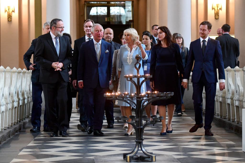 Sin embargo, al ser recibido por el presidente de Alemania, Frank-Walter Steinmeier, en el palacio de Schloss Bellevue el pasado 7 de mayo, el mandatario le entregó un obsequio para el nuevo bebé real.