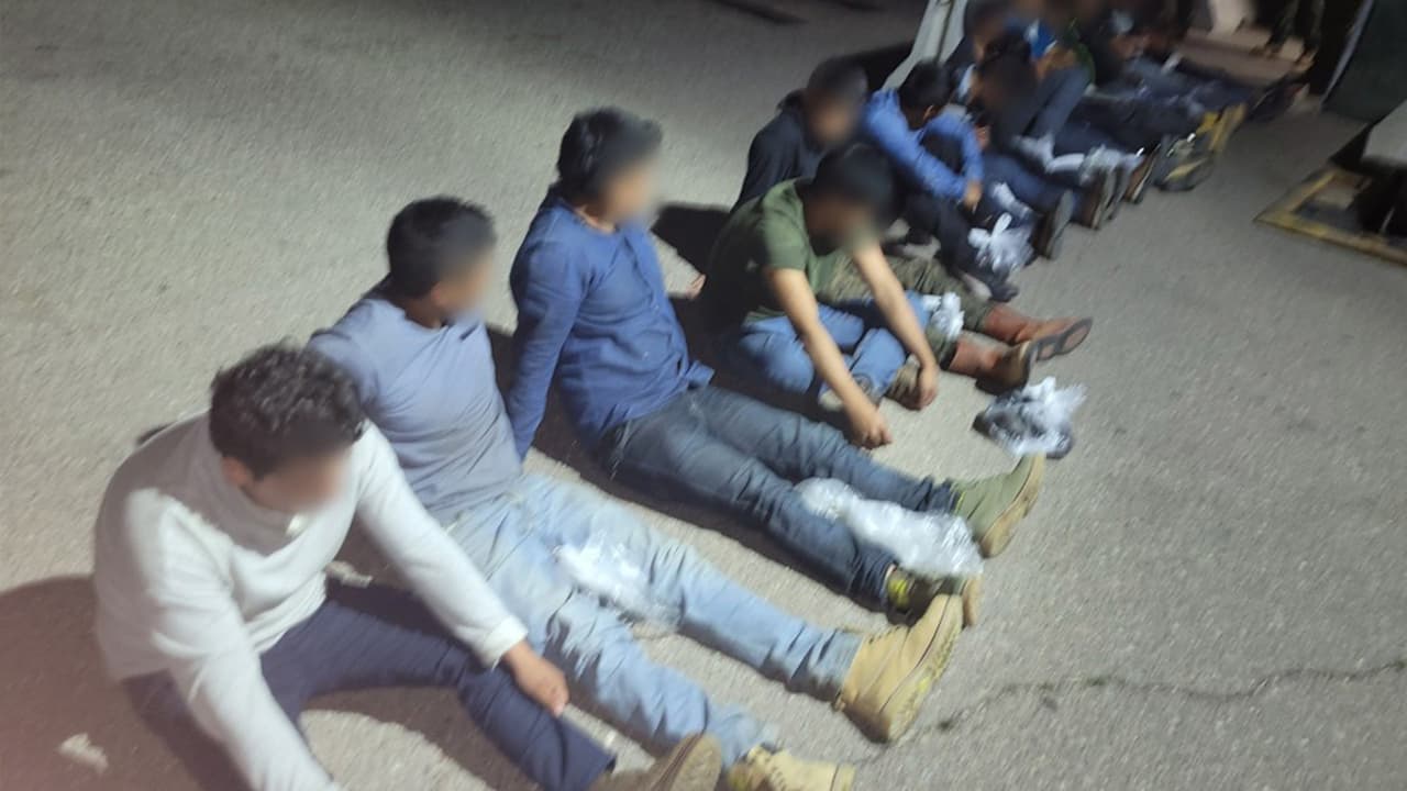 Agentes de la Patrulla Fronteriza del Sector Tucson descubrieron a los 16 migrantes dentro de un camión con remolque refrigerado, en un puesto de control sobre la Interestatal 19, cerca de Tubac.