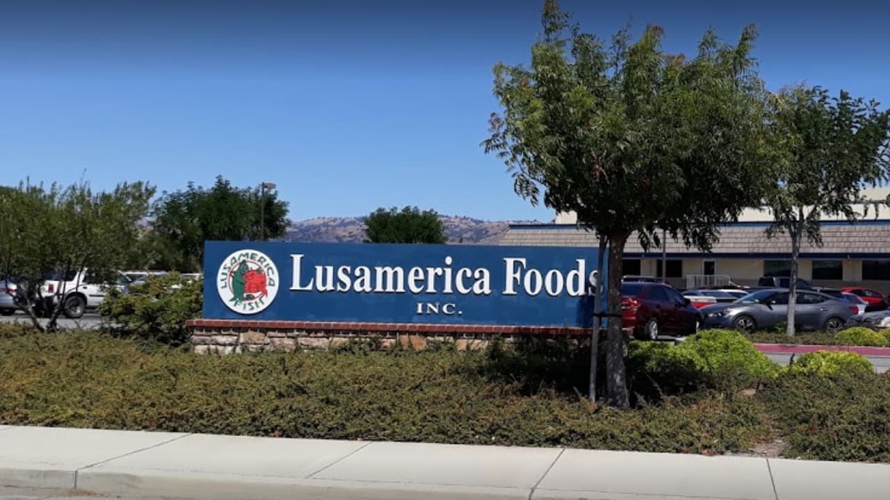 <b>Lusamerica Foods, </b>con sede en Morgan Hill, fue multada con $17,430 porque no implementaron de manera efectiva su Programa de Prevención de Lesiones y Enfermedades. 
<b>"No identificó, evaluó ni corrigió lo siguiente: condiciones insalubres o prácticas laborales relacionadas con COVID-19, y no seleccionó ni proporcionó respiradores N95 a los empleados expuestos al riesgo respiratorio de otros empleados infectados con COVID-19" </b>dice la resolución de la inspección correspondiente.