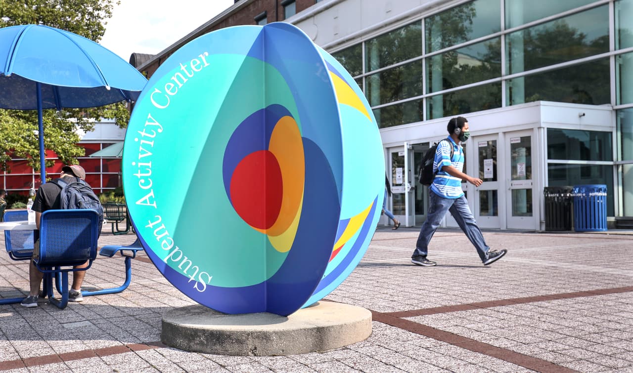 Estudiantes vacunados de universidades públicas de Nueva York podrán volver a clases sin restricciones