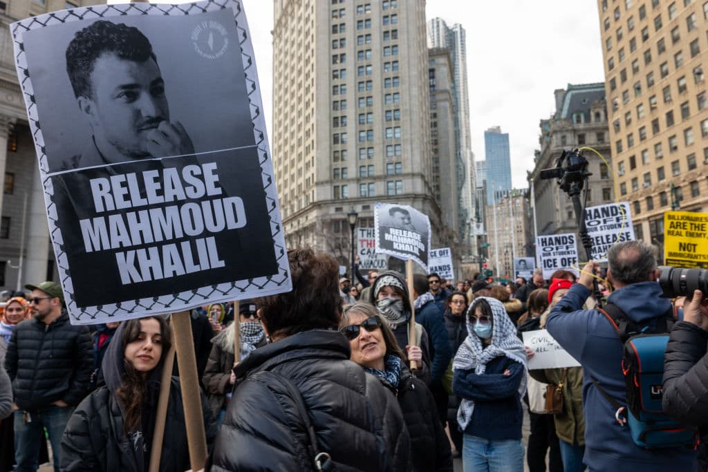 Khalil, de 30 años, residente permanente legal en Estados Unidos y casado con una ciudadana estadounidense, fue arrestado el sábado en Manhattan.