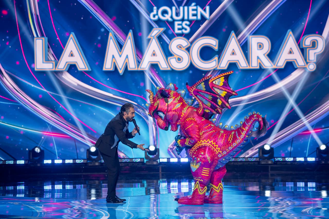 Después del primer duelo triple, los investigadores tenían que elegir a qué personaje salvarían de revelar su identidad. Gracias a su carisma y desarrollo vocal, Carlos Ponce anunció que Alebrije era el afortunado que continuaría en la competencia una semana más. Tras la votación del público, el siguiente salvado fue Bunch.