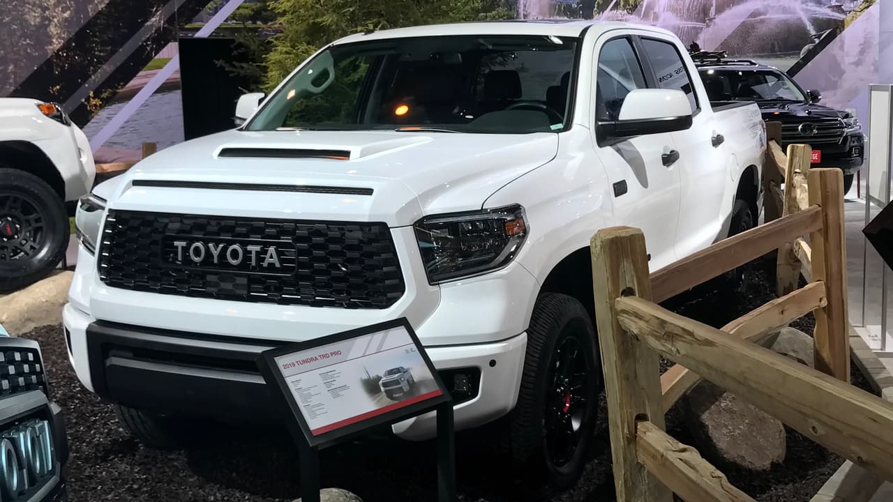 <h3 class="cms-h3-H3">Toyota Tundra TRD Pro 2019</h3>
<br>
<br>La versión TRD PRO de la camioneta pickup
<i>full size</i> de Toyota también llegó con mejoras al Auto Show de Detroit. Conocelas en
<b><a href="https://www.univision.com/noticias/autos/chicago-auto-show-toyota-presenta-ajustes-en-sus-camionetas-trd-pro-2019-video" target="_blank">este video</a></b> de Jaime Gabaldoni.