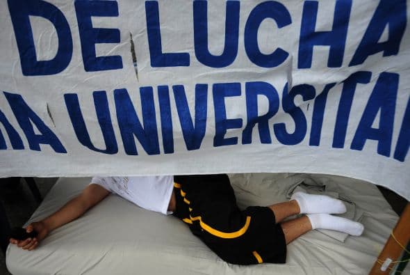 "Aquí hay 14 huelguistas: 10 estudiantes, tres profesores y un obrero", señaló a la AFP Gaby Arellano, vocera estudiantil de la Universidad de Los Andes (ULA), una de las más grandes del país.