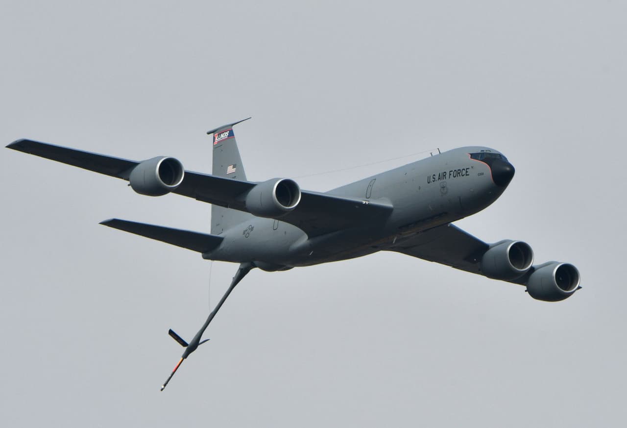 Te imaginas una gran aeronave que surte de combustible a los cazas más modernos de los cielos, pues eso es justo lo que los fanáticos del aeroshow experimentaron cuando el KC-135 Stratotanker haga su aparición. Heredero de las grandes fortalezas voladoras, esta aeronave proviene del 92º Escuadrón de Reabastecimiento Aéreo en la Base de la Fuerza Aérea Fairchild en Spokane, Washington, como parte de su equipo de demostración.
