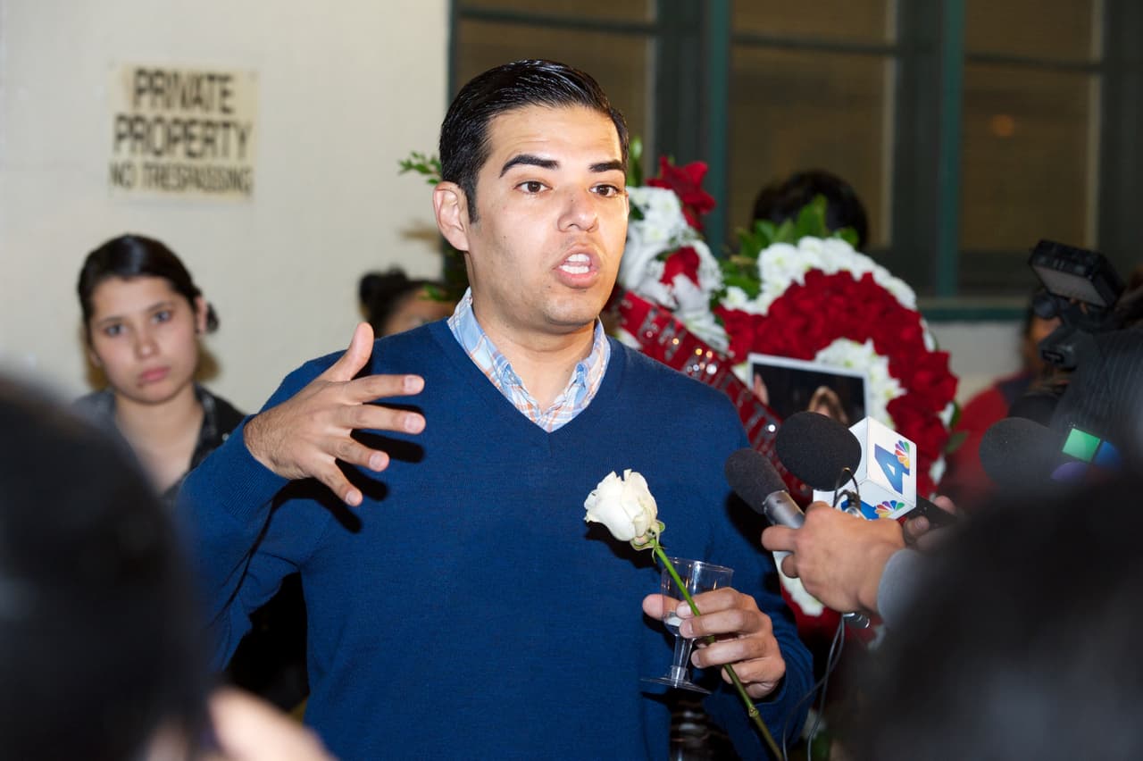 <b>Robert García</b>, alcalde de Long Beach, es otro de los políticos que podría reemplazar a Harris. En el pasado recibió el respaldo del gobernador cuando se postuló en 2014. García, de 42 años, es el primer latino y el primer gay en ocupar el cargo de alcalde en Long Beach.