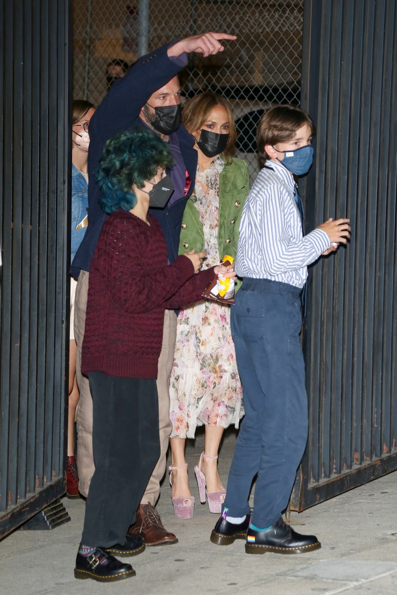 Sin dejar de verse cariñosos entre ellos, la pareja atendió a sus respectivos retoños. 
<b><a href="https://www.univision.com/shows/el-gordo-y-la-flaca/lo-que-max-y-emme-habrian-opinado-del-regreso-de-su-mama-jennifer-lopez-con-ben-affleck-video" target="_blank">JLo llevó a Emme y Max</a></b>, los mellizos de 13 años que tuvo con Marc Anthony. 
<br>