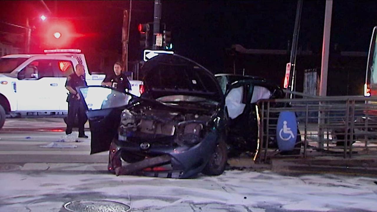 Imagen del automóvil Toyota sedán en el que viajaba Sela Henriquez.