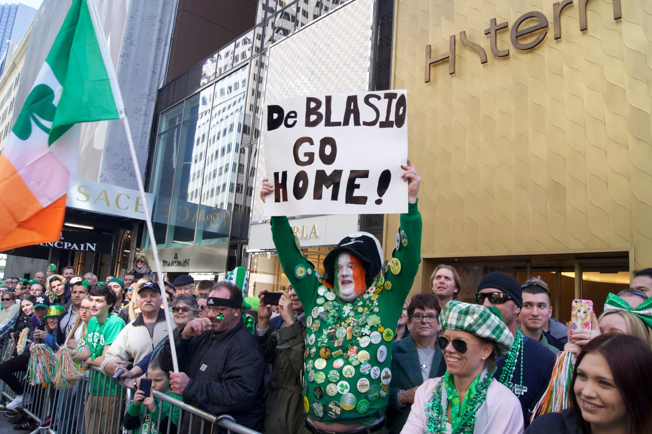 Algunos detractores del alcalde Bill de Blasio se manifestaron en el desfile.