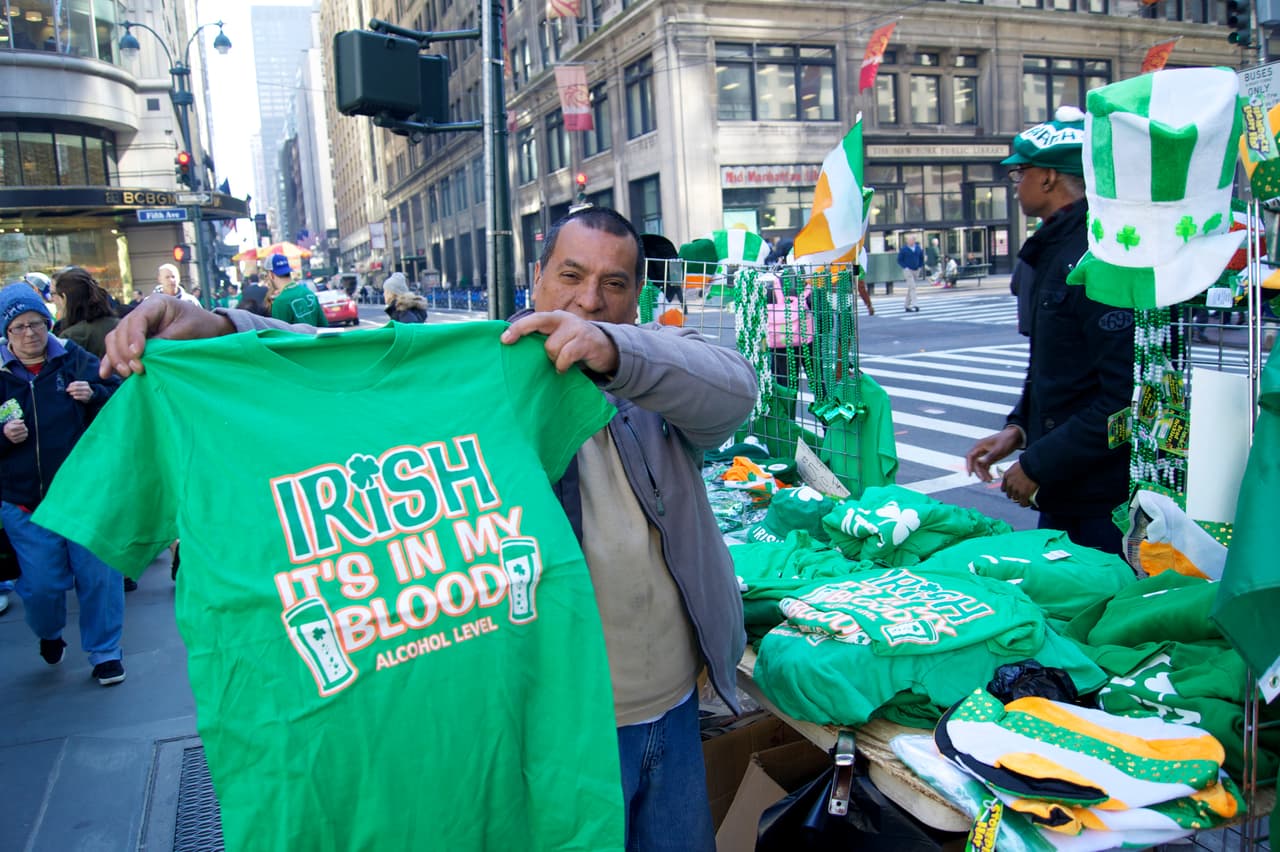 Desde camisetas hasta collares se vendieron en las calles cercanas al evento.
