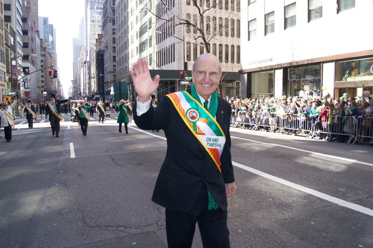 El exsenador George Mitchell fue el gran mariscal este año.