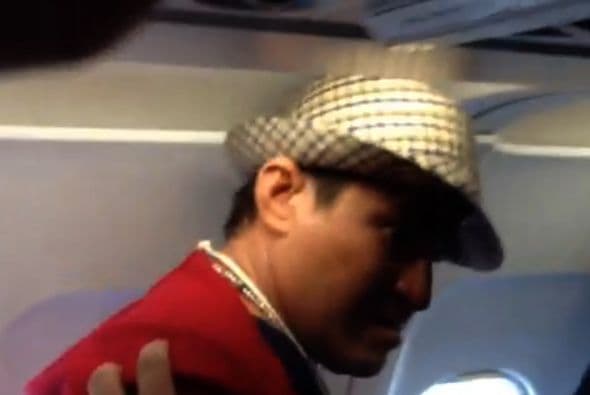 Con un sombrero y una sudadera roja, subió al avión con destino a El salvador.