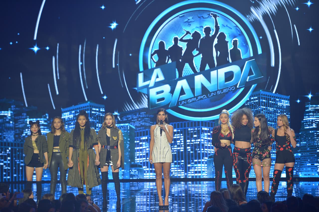 Llegó el gran momento de la noche, las dos bandas de chicas se enfrentan a la opinión de los jueces.