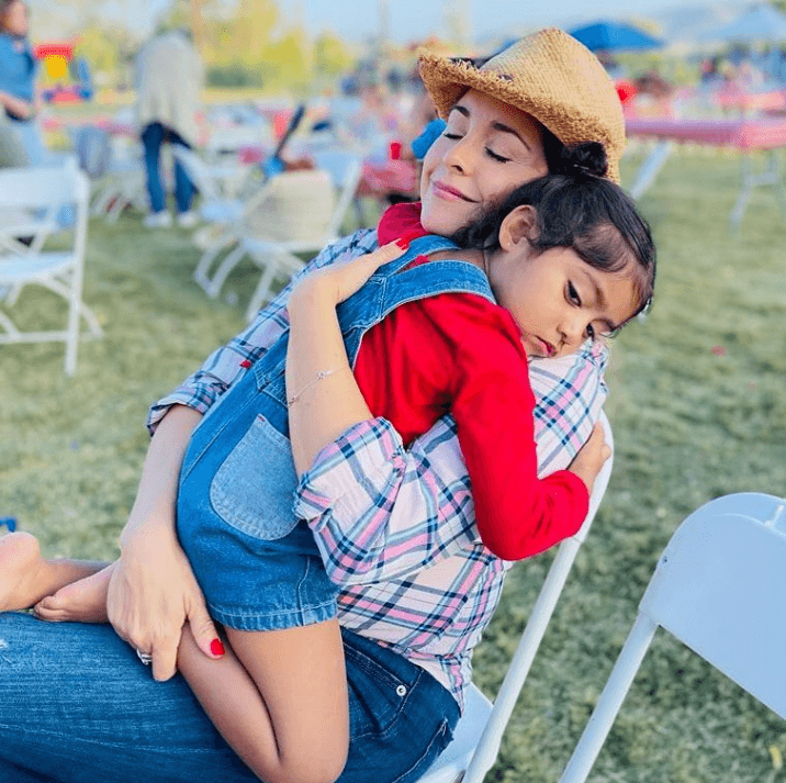 Karyme Lozano tiene 44 años y reconoce que ya no tiene la misma paciencia y energía que cuando dio a luz a su 
<a href="https://www.univision.com/famosos/la-hija-de-karyme-lozano-y-el-actor-aitor-iturrioz-tiene-19-anos-y-cada-vez-se-parece-mas-a-su-famosa-mama-fotos">primogénita, Ángela Iturrioz</a>, hace 21 años. Sin embargo, la actriz disfruta cada momento del crecimiento de Ana Lucía y Mateo.
<br>