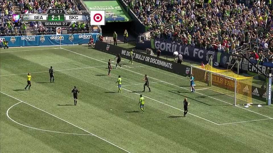 Kelvin Leerdam saca de banda y pone el balón en juego