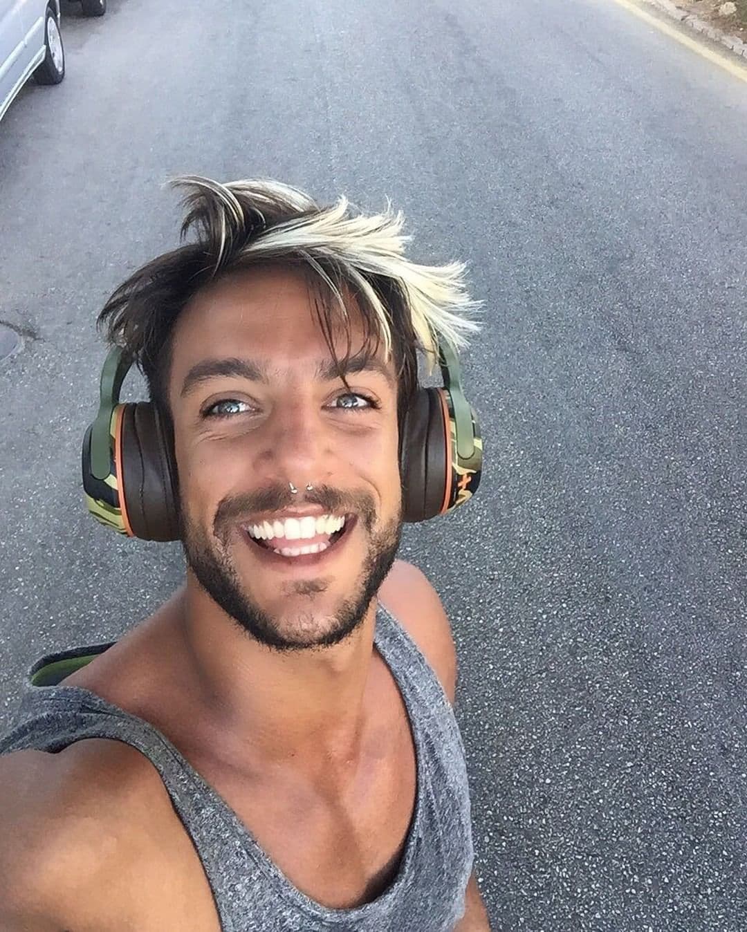 Sobre las imágenes filtradas hace algunos meses por el sitio QueerClick, el actor no ha hablado al respecto, por lo que se desconoce si su 
<b><a href="https://www.univision.com/entretenimiento/el-potro-de-club-de-cuervos-solia-ser-actor-porno" target="_blank">participación en la película XXX fue un trabajo ocasional o si tuvo una carrera</a></b>.