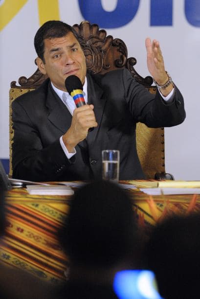 En la madrugada del viernes renunció el comandante de la policía, general Freddy Martínez, y temporalmente fue reemplazado por el general Florencio Ruiz. "Un comandante irrespetado, un comandante maltratado, agredido por sus subalternos, no puede quedarse al frente de ellos", argumentó el renunciado Martínez.