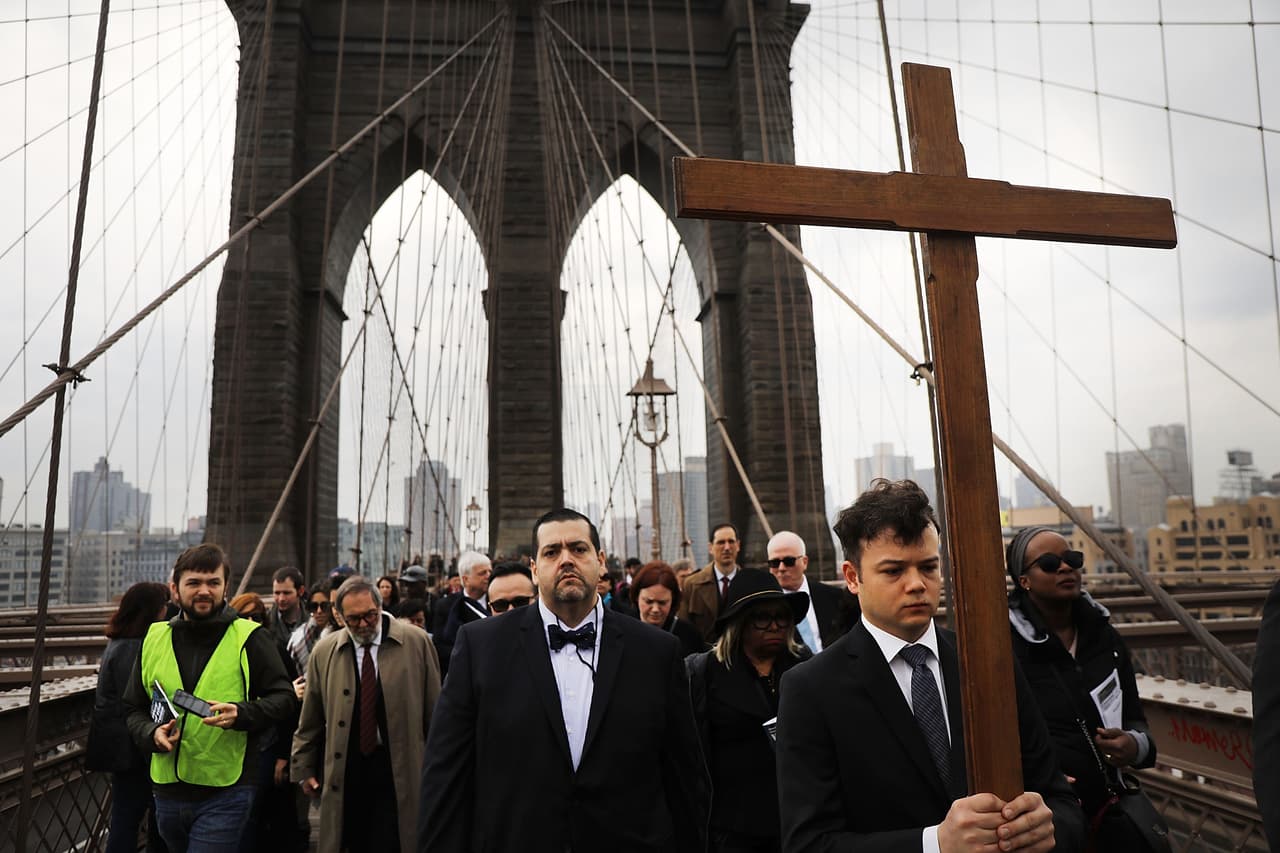 Cada Semana Santa desde hace 23 años un grupo de católicos neoyorquinos hace una procesión sobre el puente, llamada el camino de la cruz. En la fotografía, la procesión del 30 de marzo de 2018, la vez número 23 que se cumple esta tradición.