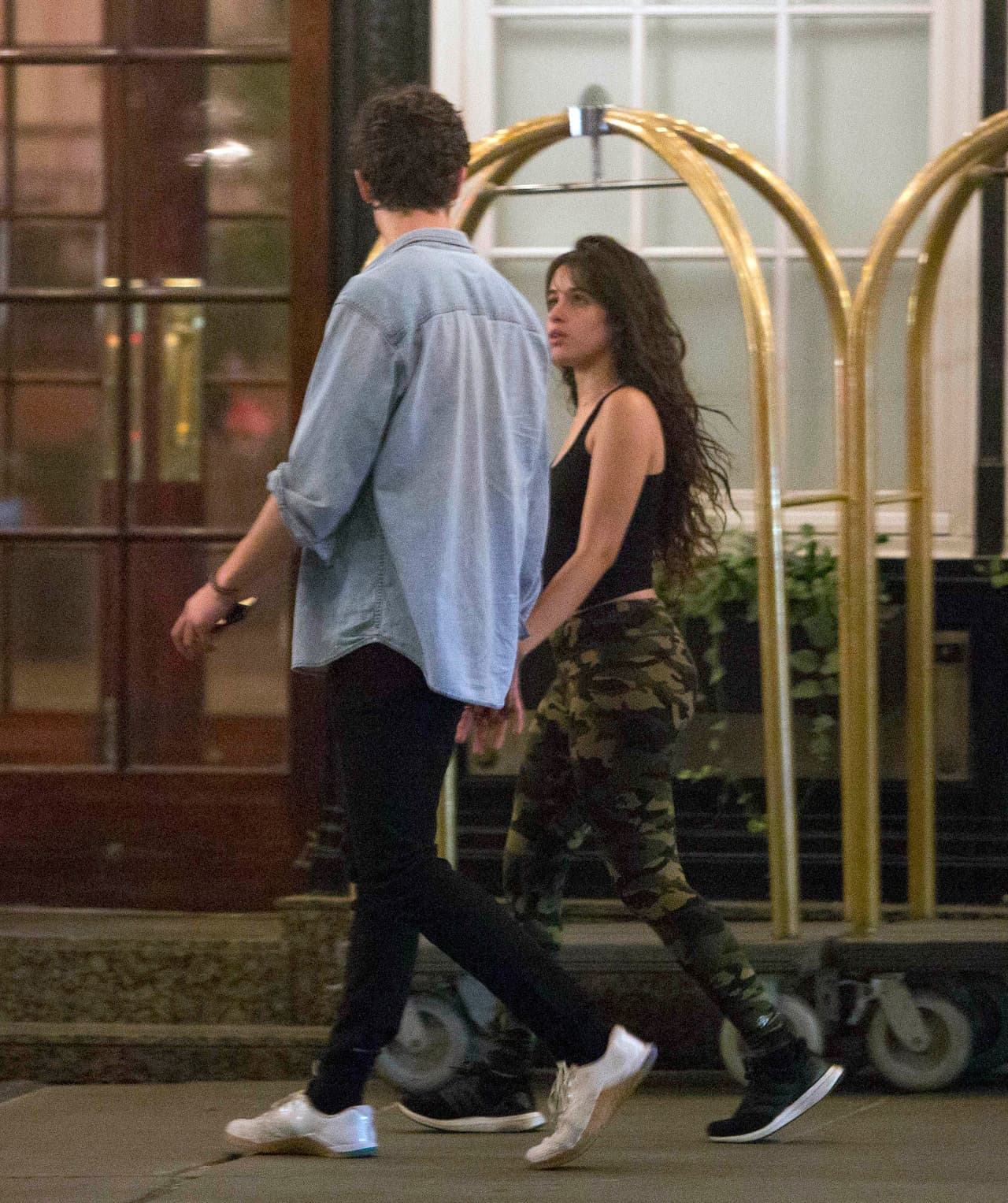 Los delincuentes, quienes entraron por una ventana, "salieron bastante rápido" cuando se dieron cuenta de que los cantantes estaban en la residencia.
<br>