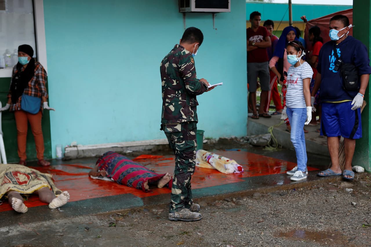 Cuerpos de niños y un adulto yacen en la ciudad de Salvador, Lanao del Norte. Según agencias de noticias, los rescatistas sacaban docenas de cuerpos de los ríos que se desbordaron y arrasaron todo a su paso.