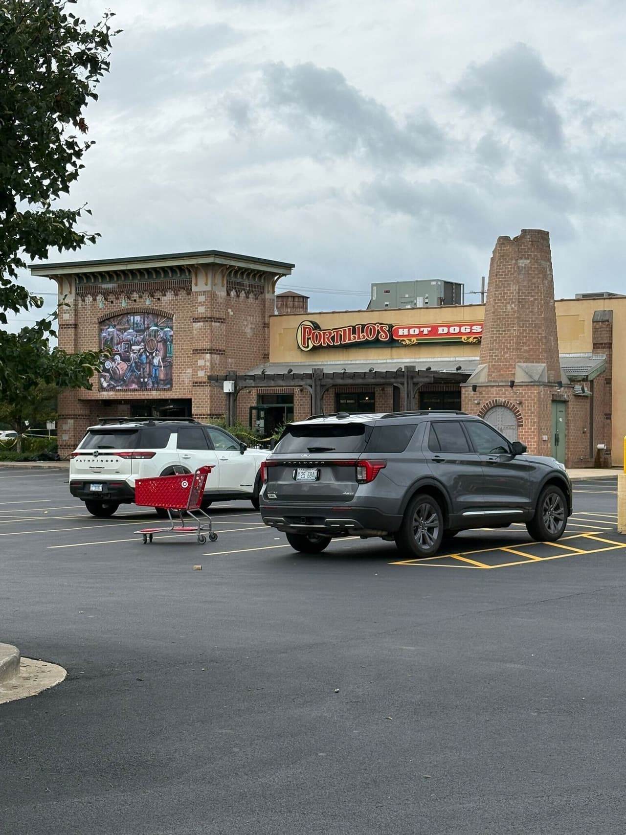 Se ha reportado que personas están llevando peluches y flores a pocos metros del restaurante Portillo’s de Oswego, en el lugar del accidente, para presentar sus respetos.