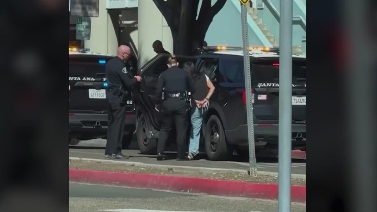 Arrestan a dos activistas en Santa Ana por presuntamente acosar a agentes de ICE