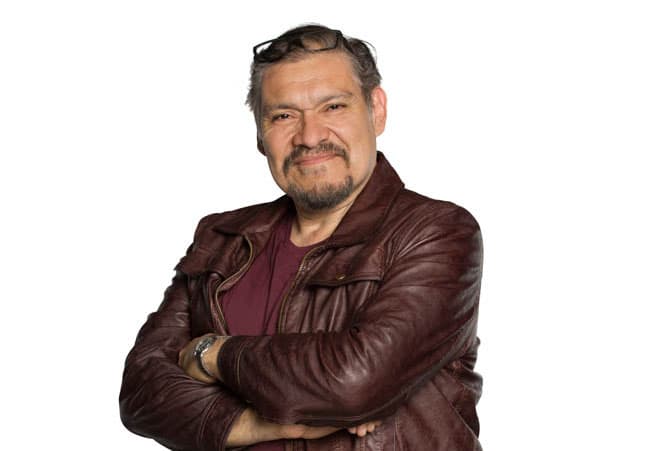 Mientras estaba trabajando en una obra de teatro en una escuela, vio a unas monjas susurrando en el pasillo. Cuando se lo dijo al encargado, éste le contestó: “No hay monjas en este momento, sólo están ustedes; puros actores”.