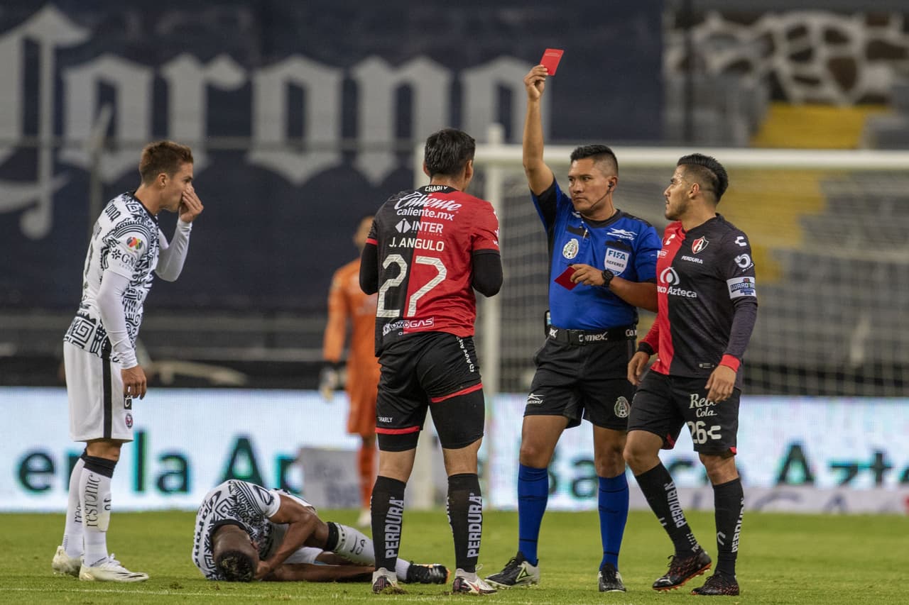 Tras la expulsión de Angulo (26’), los rojinegros jugaron con 10 hombres gran parte del cotejo. Henry Martin (39’) abrió el marcador desde el manchón penal. Hacia el final del juego, apareció Richard Sánchez (90+4’) para sellar el resultado. En la J8, América recibirá al Pachuca, mientras que Atlas visitará Toluca.