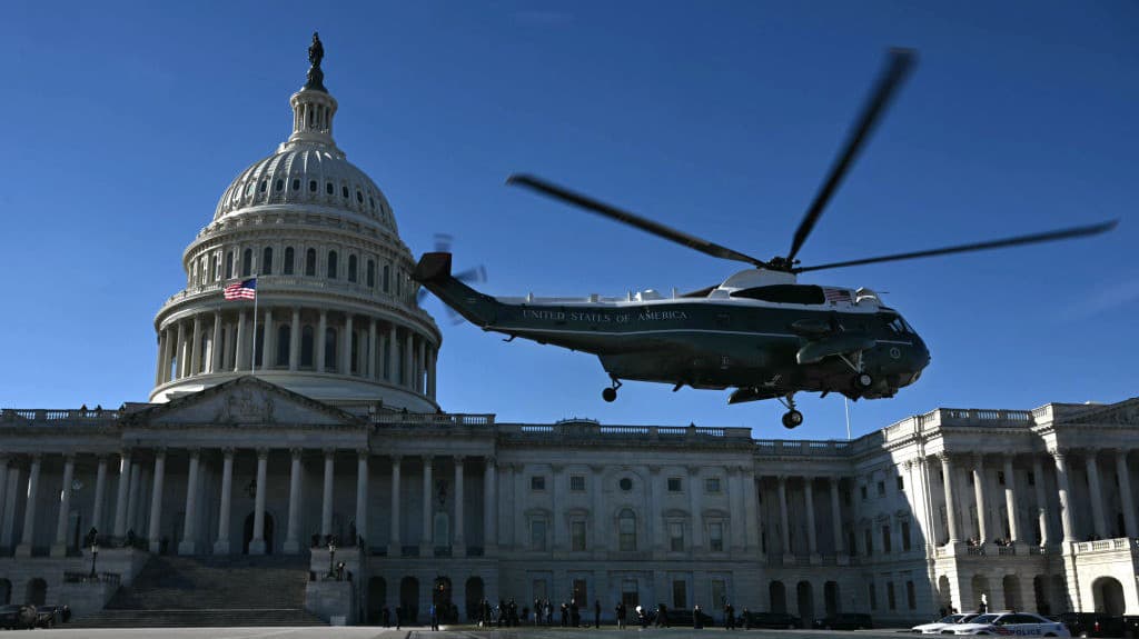 El momento en que Biden se va en helicóptero tras despedirse de Trump