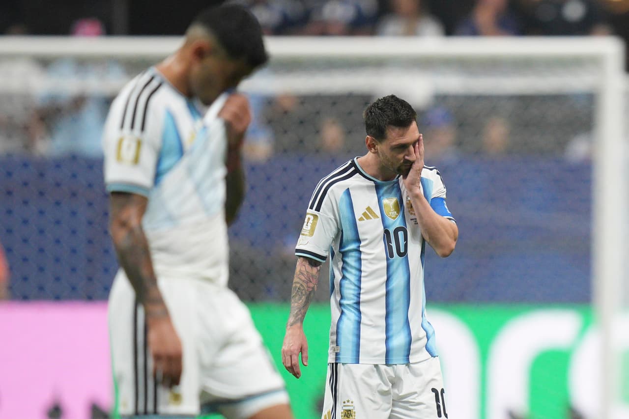 Lionel Messi (10), de Argentina, reacciona durante la pausa para hidratación del partido de octavos de final del Mundial entre Argentina y Egipto en Atlanta, el martes 7 de julio de 2026.
<br>