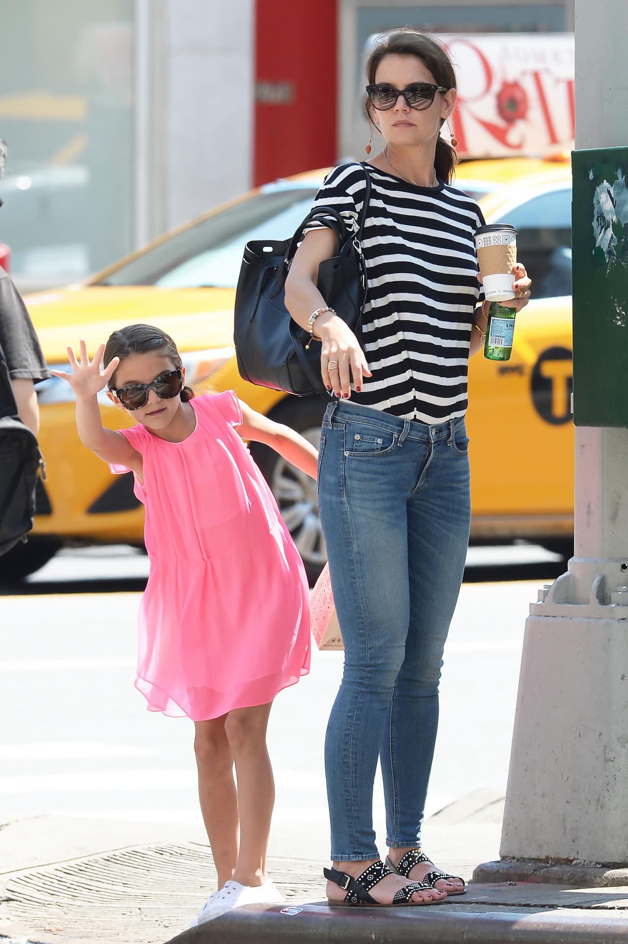 Que lucía un vestido en tono rosa muy a la moda.
