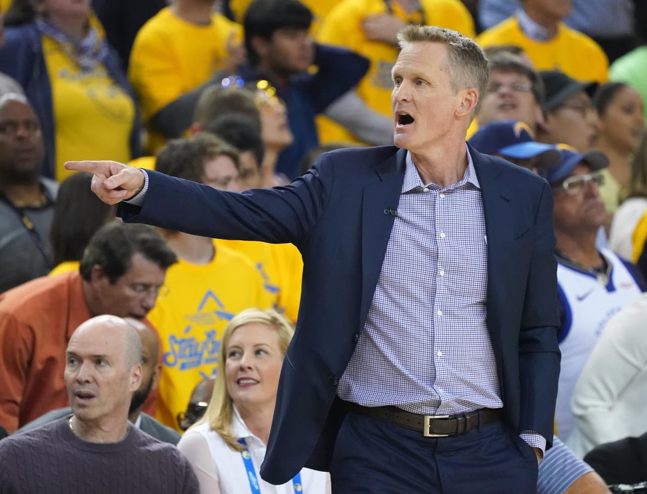 Se apreció a un Steve Kerr intranquilo pese a que su equipo estaba intercambiando ventajas en el cuarto.