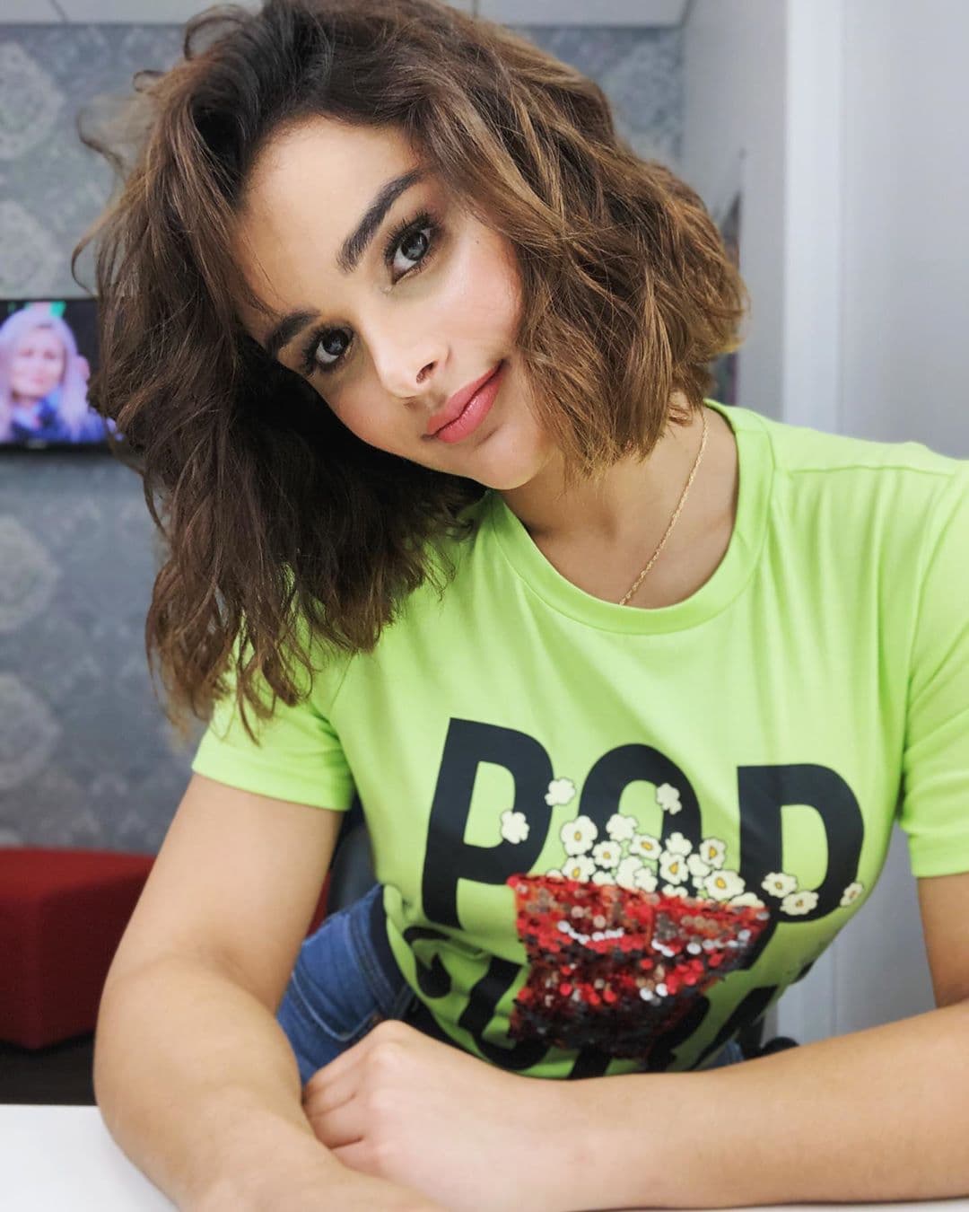 El Gordo aprovecha cada ocasión que se le presenta para bromear con la presentadora dominicana sobre buscarle un novio deportista.