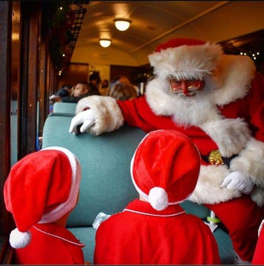 El denominado 
<b><a href="https://www.newhoperailroad.com/santas-north-pole-deluxe-train/">“Santa´s North Pole Deluxe Train”</a> </b>ofrece un viaje en vagones de tren de pasajeros de acero inoxidable de mediados de siglo que alguna vez se usaron en trenes famosos entre Los Ángeles y Chicago. Comparta sus deseos especiales con Santa mientras él y la Sra. Claus visitan a los niños. Cada niño recibirá un cascabel de regalo de Santa.